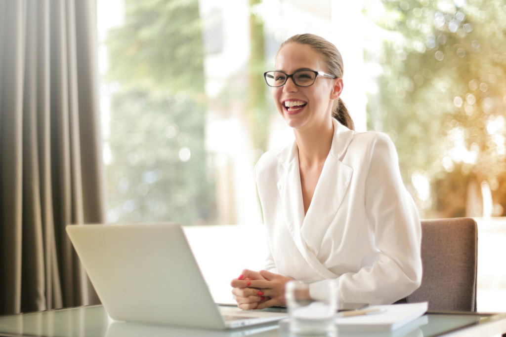 Mujer trabajando en la gestión laboral